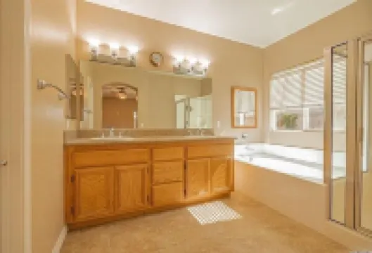 Spacious 4-bedroom house with WiFi, fitness room in charming Lancaster.