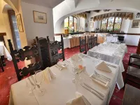 Hotel U 3 Pstrosu Отели рядом с достопримечательностью «Крепость Пражский Град»