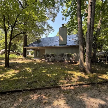 3-bedroom house in charming Jamestown with easy access to boat ramp!