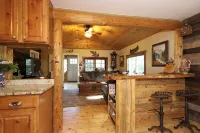 Historic 2.5-bedroom cabin w/sleeping porch - Chalets
