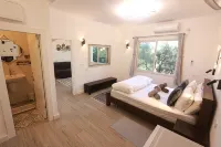 Charming 2-bedroom apartment with WiFi, AC in quaint Mikhmanim - Apartments