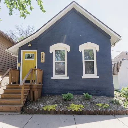 Charming 1-bedroom house in delightful Winona with WiFi, AC and PRIVATE PATIO