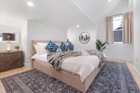 Downtown ATX - Luxury Pool - Putting Green - 85inch TV