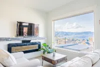 Legal Lakeview 2-bed 2-bath Entire Suite - Bungalows