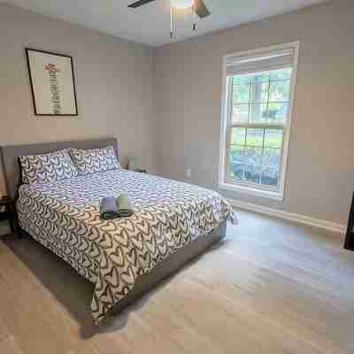 Private Pool–Renovated Home for Groups/Getaways Rooms