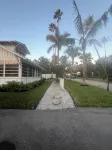 Two Blocks to the Gulf, Boutique Shopping, Arts and Dining in Old Naples. - Condos