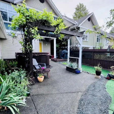 Executive central Nanaimo townhouse close to all amenities