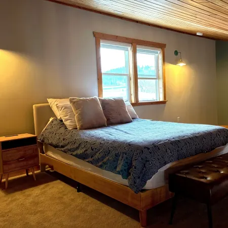 Red Powder House with Foosball Table. Downtown Rossland 5 min to Red Mountain