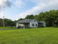 Kennerdell鄉村靜居度假屋，配有季節性地埋式泳池