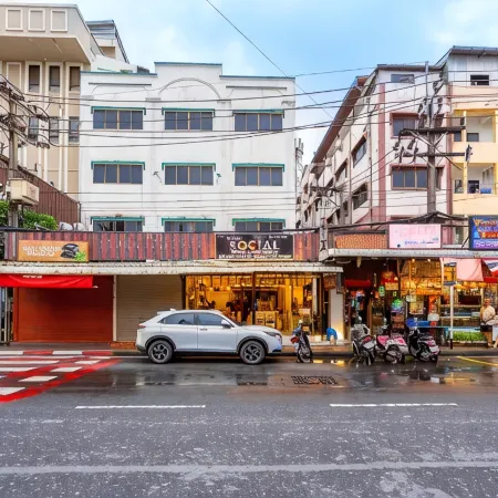 Patong Social Hotel & Restaurant, Patong Beach Отели рядом с достопримечательностью «Улица Бангла-роуд»
