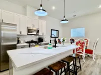 Colorful dining in quiet cozy home near downtown