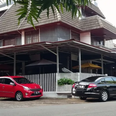 Mayestik Guest House Syariah Hotels near Pasar Mayestik