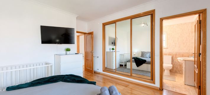 7min to the beach & 23min to Lisbon city, offering convenience & coastal charm Hotels in Almada