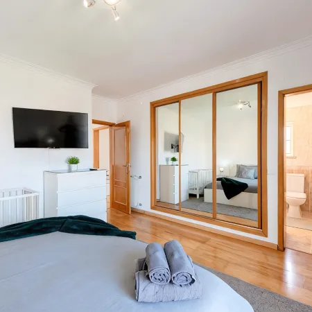 7min to the beach & 23min to Lisbon city, offering convenience & coastal charm