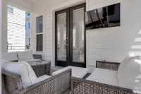 4 cruiser bikes, 8 beach chairs, .5 mile to beach POOL OPEN!