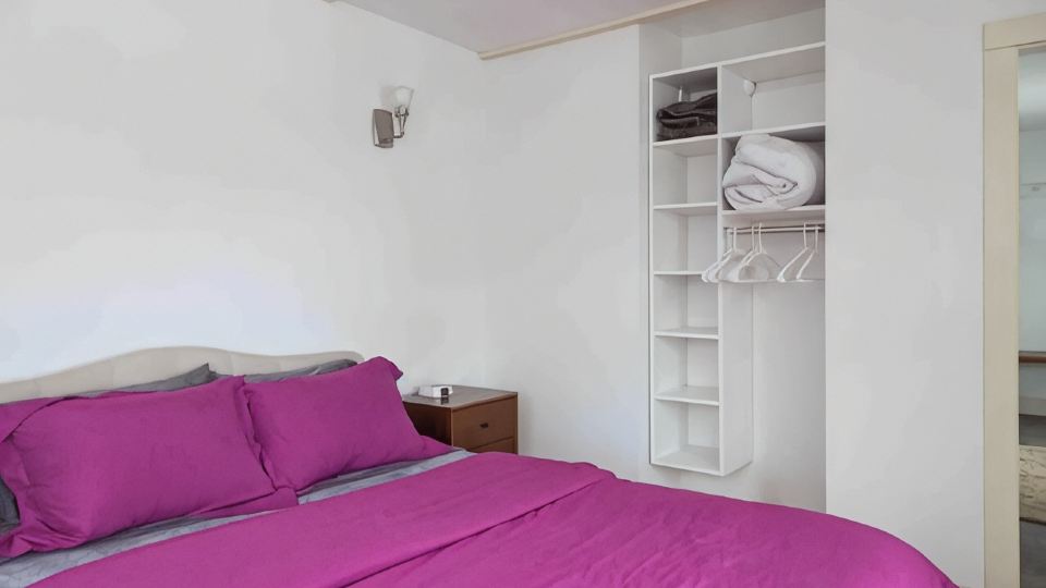 Petite+Perfect Modern Pad: parking+laundry+yard
