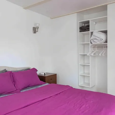 Petite+Perfect Modern Pad: parking+laundry+yard