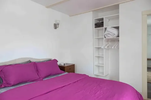 Petite+Perfect Modern Pad: parking+laundry+yard - 2-Star