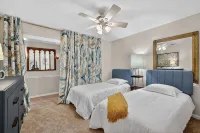 10 Min Walk to DT! Fire Pit-Pet Friendly! A True DT Retreat!