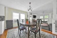 Charming 3-Bedroom Apartment in Watertown + WiFi, Parking & 30+More - 무료 와이파이