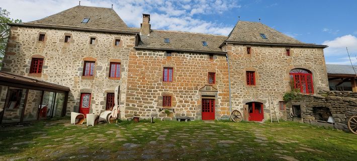 Le manoir de la Chaumette Independent apartment with games room and swimming pool Hotels in Cantal