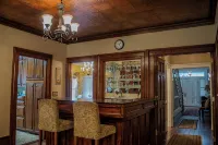 The Camelia Room - Private studio w/ Ensuite Bath in Historic Downtown Home - Wifi
