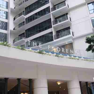 Deluxe 1BR 27th floor in Taguig/BGC w/balcony, amazing view of bay, wi-fi+55" TV Hotel Exterior
