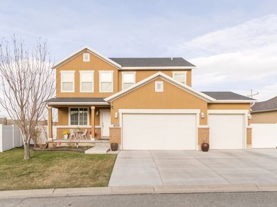 Wake up to the Best Panoramic Views in This Cozy 3-Bedroom House.