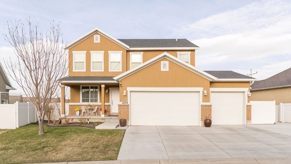 Wake up to the Best Panoramic Views in This Cozy 3-Bedroom House.