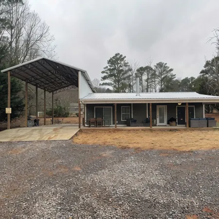 Charming 2-bed 2-bath cabin with views of Lake Guntersville from every room.