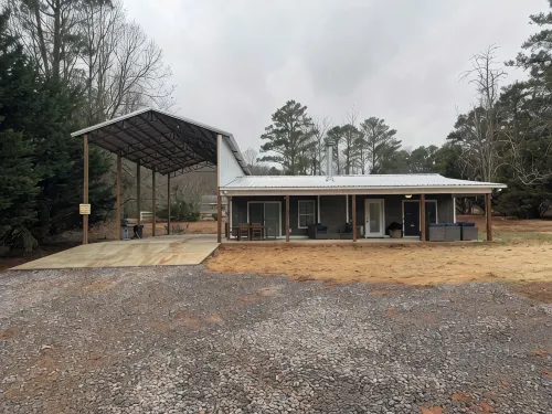 Charming 2-bed 2-bath cabin with views of Lake Guntersville from every room. - Family