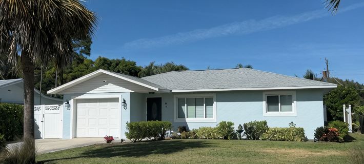 Charming 2 bed, 2 bath house, with den.  Screened lanai, 1.5 miles to the beach Hotels in North Naples