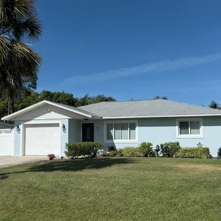 Charming 2 bed, 2 bath house, with den.  Screened lanai, 1.5 miles to the beach