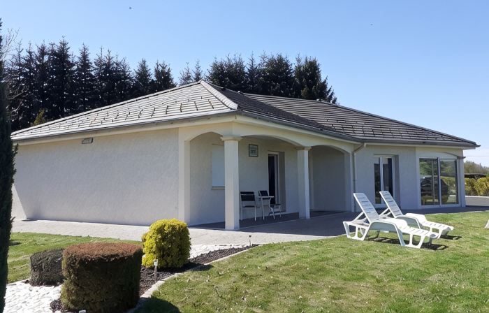 Haute-loire Tence Belle maison neuve plain-pied 4 étoiles avec parc arboré clos