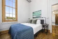 Brick Haven, 2 bedroom condo in the Grand Traverse Commons - 4-نجوم