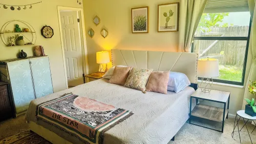 Boho-Style 2 Bed 2 Bath - 5 Mins From The Beach - Fenced In Yard - Pet Friendly - Wifi