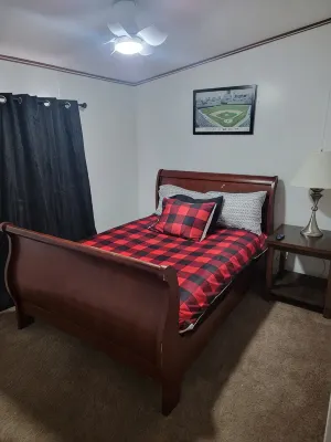 Charming 3-Bedroom House with Free Wifi and Coffee it is Close to the Lake