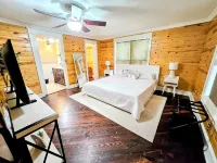 Modern Cabin Style Cottage 1-Block from Historic Downtown McKinney - 4-Sterne