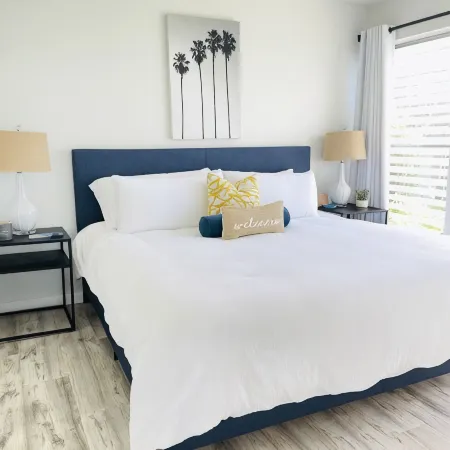 Oceanfront ground level recent remodel at Kona Isle