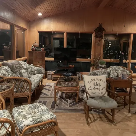 Home Sweet Home, Spacious Sunroom & Fun Deck!