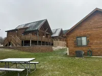 Cozy 3 Bed 2 Bath Cabin located next to Three Bears Resort in Warrens Wisconsin Hotele w: Warrens