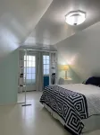 Sea-Breeze Cottage perched on the edge of the bay. - Wifi