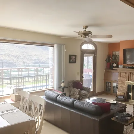 Lake Chelan: Private Pool, Hot Tub, Stunning Views, 7 Mins to Chelan Sleeps 6