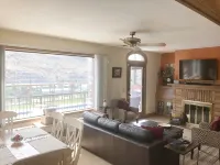 Lake Chelan: Private Pool, Hot Tub, Stunning Views, 7 Mins to Chelan Sleeps 6