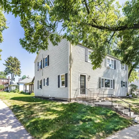 Stylish & Comfy Downtown Retreat: Queen Bed + Sofa Bed - Laundry - Free Parking!