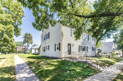 Stylish & Comfy Downtown Retreat: Queen Bed + Sofa Bed - Laundry - Free Parking! Hotel di 