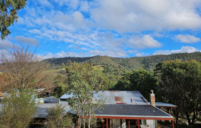 Hazy Hill Estate, a renovated Miners Cottage, surrounded by nature
