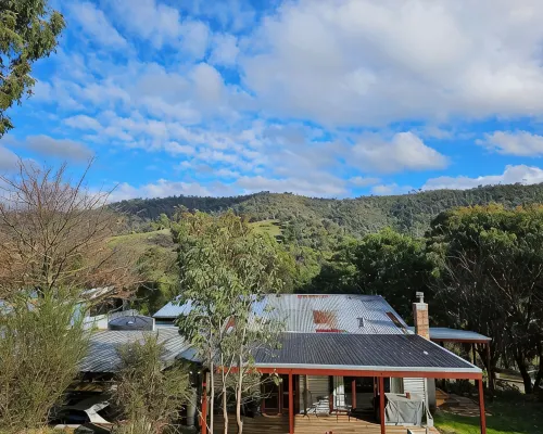 Hazy Hill Estate, a renovated Miners Cottage, surrounded by nature Hotels in Yea