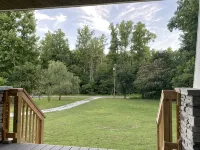 Trailer and pet-friendly! Hot tub! Minutes to Windrock and Frozen Head!