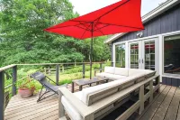 Taggart River House: Modern Luxury Meets Nature: Stunning river views, sleeps 10 - 4-Star